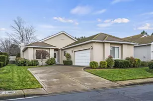 703 Summerwood Dr, Medford, OR 97504 - Photo 1