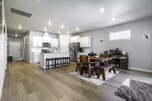 1928 Hannah Ln, Medford, OR 97504 - Photo 2