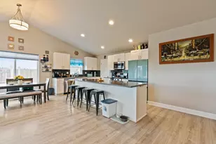 1641 NE 3rd Ct, Redmond, OR 97756 - Photo 6