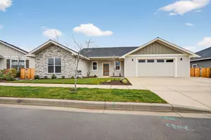 1317 River Run St, Central Point, OR 97502 - Photo 2