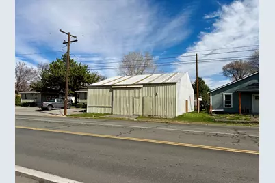 39 NE 7th Street, Madras, OR 97741 - Photo 2