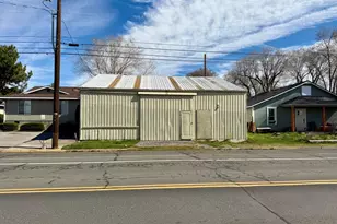 39 NE 7th St, Madras, OR 97741 - Photo 1