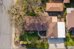 1502 NW Lawnridge Ave, Grants Pass, OR 97526 - Photo 4