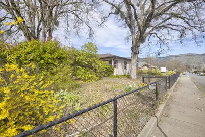 1502 NW Lawnridge Avenue, Grants Pass, OR 97526 - Photo 32