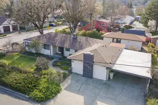 1502 NW Lawnridge Ave, Grants Pass, OR 97526 - Photo 2