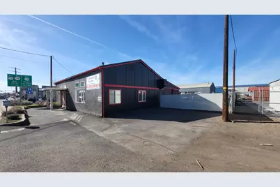 147 SE Evergreen Avenue, Redmond, OR 97756 - Photo 2