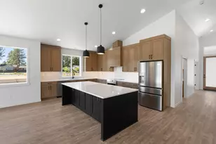 271 E Diamond Peak Ave, Sisters, OR 97759 - Photo 8