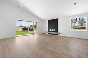 271 E Diamond Peak Ave, Sisters, OR 97759 - Photo 12