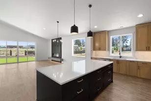 271 E Diamond Peak Ave, Sisters, OR 97759 - Photo 6