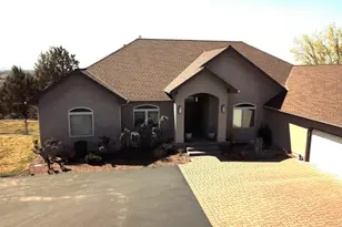 1115 SE Clark Dr, Madras, OR 97741 - Photo 2