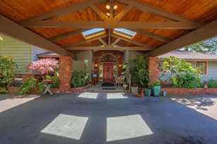 240 NE Scenic Dr, Grants Pass, OR 97526 - Photo 4