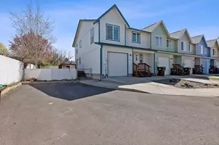 696 NW Pinkston Ct, Prineville, OR 97754 - Photo 2