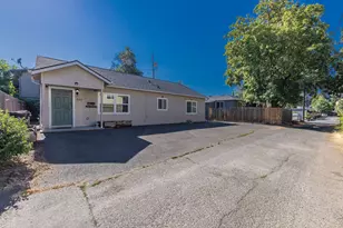 858 E 9th St, Medford, OR 97504 - Photo 20