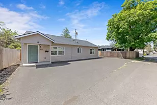 858 E 9th St, Medford, OR 97504 - Photo 42