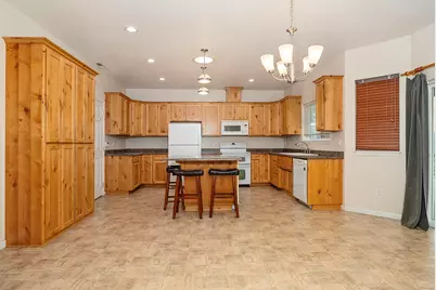 1634 NW F Street, Grants Pass, OR 97526 - Photo 2