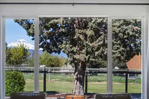 64950 Glacier View Dr, Bend, OR 97703 - Photo 6