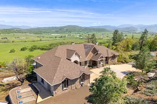 1918 Stevens Rd, Eagle Point, OR 97524 - Photo 2