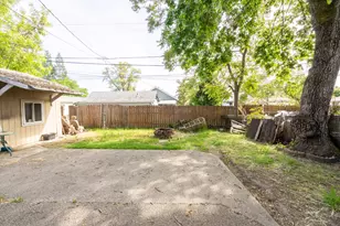 419 NW D St, Grants Pass, OR 97526 - Photo 36