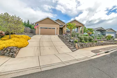 218 Cambridge Terrace, Eagle Point, OR 97524 - Photo 2