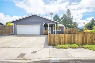 1129 SW Ballinger Dr, Grants Pass, OR 97526 - Photo 2