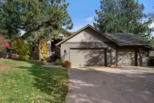 2932 NW Fairway Heights Dr, Bend, OR 97703 - Photo 2