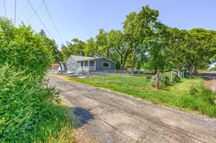 225 Wilson Rd, Central Point, OR 97502 - Photo 2