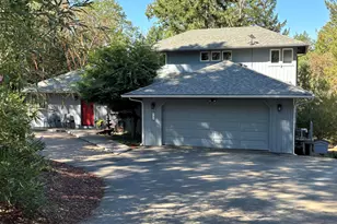 900 Shadow Hills Dr, Grants Pass, OR 97526 - Photo 2