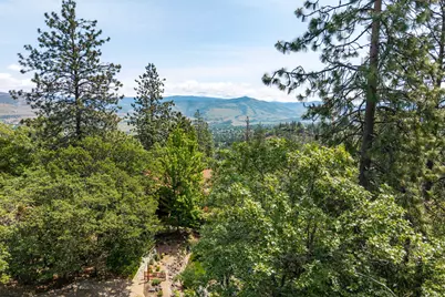 390 Strawberry Lane, Ashland, OR 97520 - Photo 12