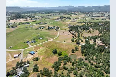 510 Chateau Drive, Eagle Point, OR 97524 - Photo 1