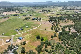 510 Chateau Dr, Eagle Point, OR 97524 - Photo 1