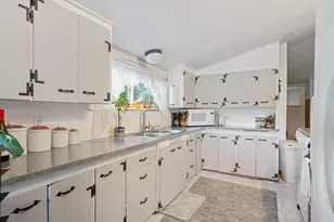 1049 Lakeshore Dr, Klamath Falls, OR 97601 - Photo 8