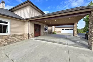 2054 Jaynes Dr, Grants Pass, OR 97527 - Photo 2