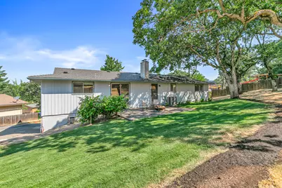 1560 Cambridge Circle, Medford, OR 97504 - Photo 2