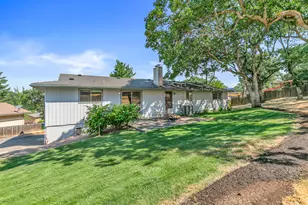 1560 Cambridge Cir, Medford, OR 97504 - Photo 2