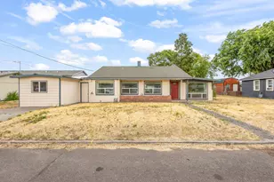 71 SW 2nd St, Madras, OR 97741 - Photo 2