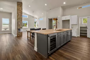 230 E Diamond Peak Ave, Sisters, OR 97759 - Photo 4