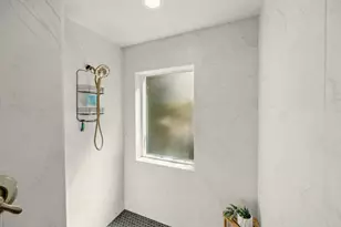 425 S 1st St, Jacksonville, OR 97530 - Photo 34