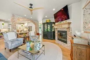 425 S 1st St, Jacksonville, OR 97530 - Photo 12