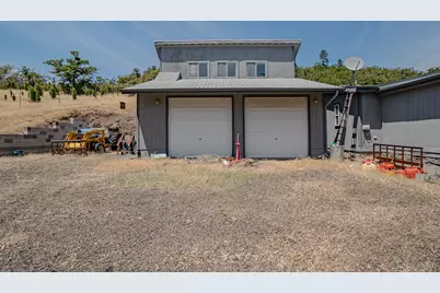 1374 W Linn Road, Eagle Point, OR 97524 - Photo 2