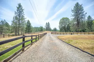 1625 Crow Rd, Merlin, OR 97532 - Photo 32