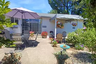 409 NE Royal Dr, Grants Pass, OR 97526 - Photo 14