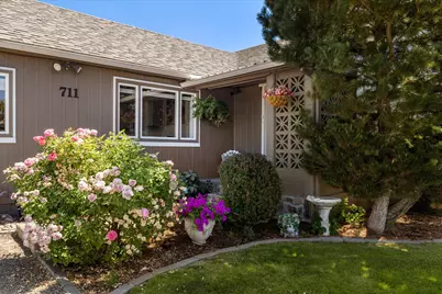 711 SW 3rd Street, Madras, OR 97741 - Photo 2