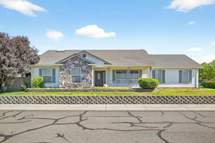 201 Orchardview Cir, Central Point, OR 97502 - Photo 2
