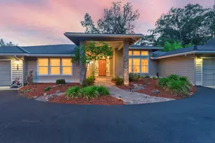 619 SE M St, Grants Pass, OR 97526 - Photo 8