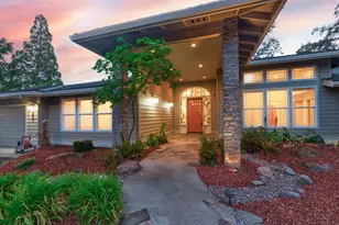 619 SE M St, Grants Pass, OR 97526 - Photo 2