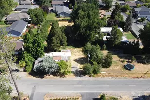 210 NW Woodbrook Dr, Grants Pass, OR 97526 - Photo 16