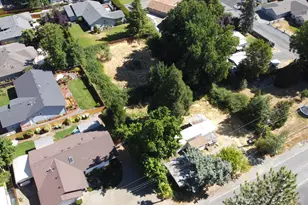 210 NW Woodbrook Dr, Grants Pass, OR 97526 - Photo 14