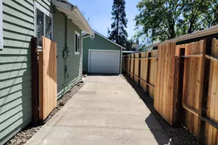 1011 SW I St, Grants Pass, OR 97526 - Photo 8