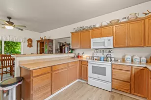 327 Brookhaven Dr, Central Point, OR 97502 - Photo 10