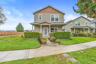 327 Brookhaven Dr, Central Point, OR 97502 - Photo 2